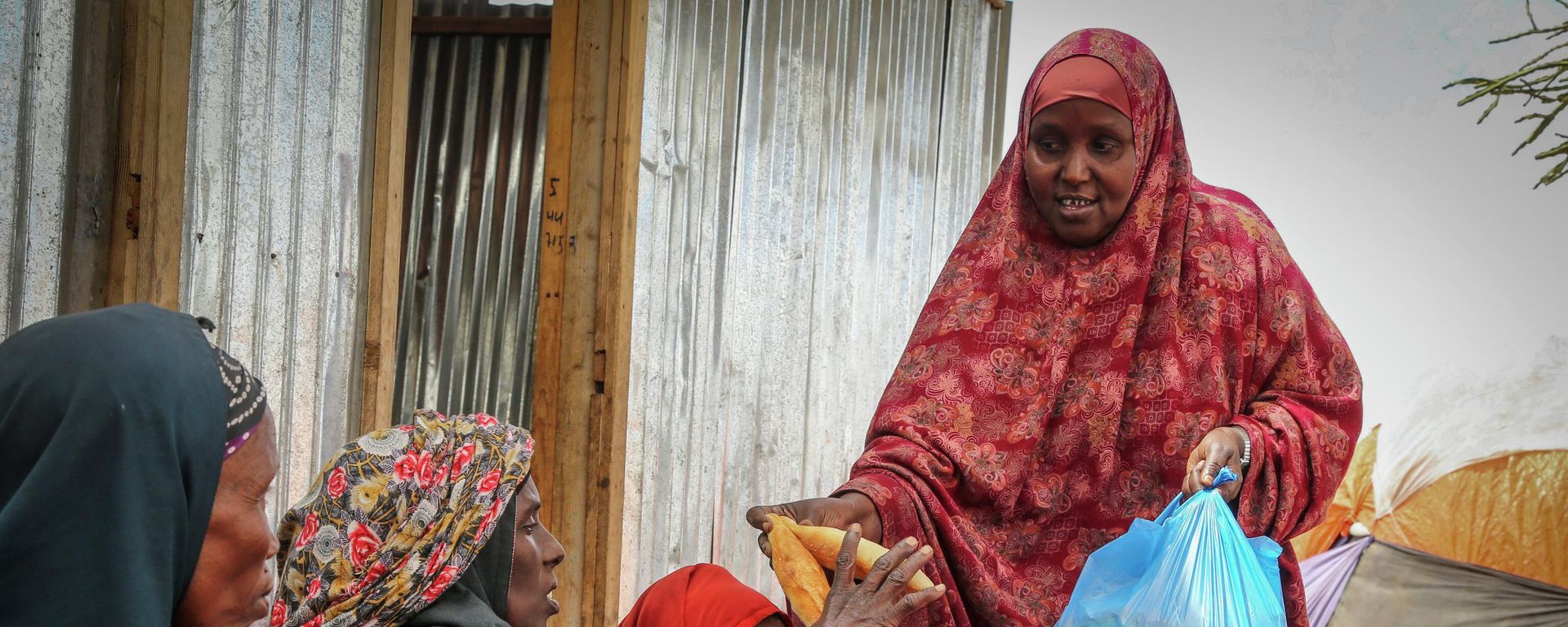 Somalis who fled drought-stricken areas receive charitable food donations from city residents after arriving at a makeshift camp for the displaced on the outskirts of Mogadishu, Somalia on June 30, 2022 Somalis who fled drought-stricken areas receive charitable food donations from city residents after arriving at a makeshift camp for the displaced on the outskirts of Mogadishu, Somalia on June 30, 2022 - Sputnik International, 1920, 27.10.2022
