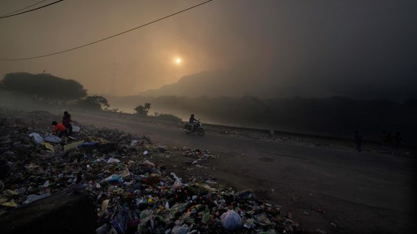 Homeless children collect garbage for reselling as a massive fire engulfs the Ghazipur garbage dump in New Delhi, India, Monday, March 28, 2022. Homeless children collect garbage for reselling as a massive fire engulfs the Ghazipur garbage dump in New Delhi, India, Monday, March 28, 2022. - Sputnik International