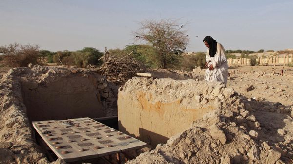  In this Friday, April 4, 2014 file photo, Mohamed Maouloud Ould Mohamed, a mausoleum caretaker, prays at a damaged tomb in Timbuktu, Mali. - Sputnik International