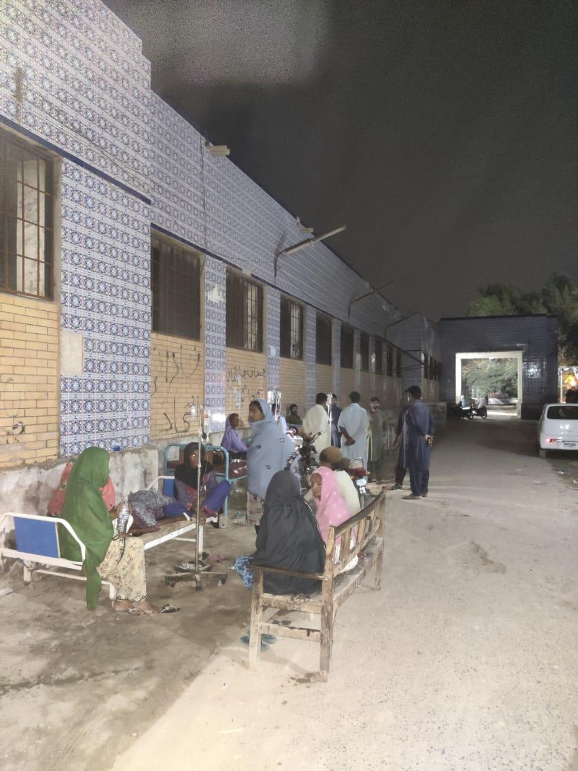 Flood refugees sitting on beds outside a local hospital in Jacobabad region, Sindh, Pakistan Flood refugees sitting on beds outside a local hospital in Jacobabad region, Sindh, Pakistan - Sputnik International, 1920, 28.10.2022