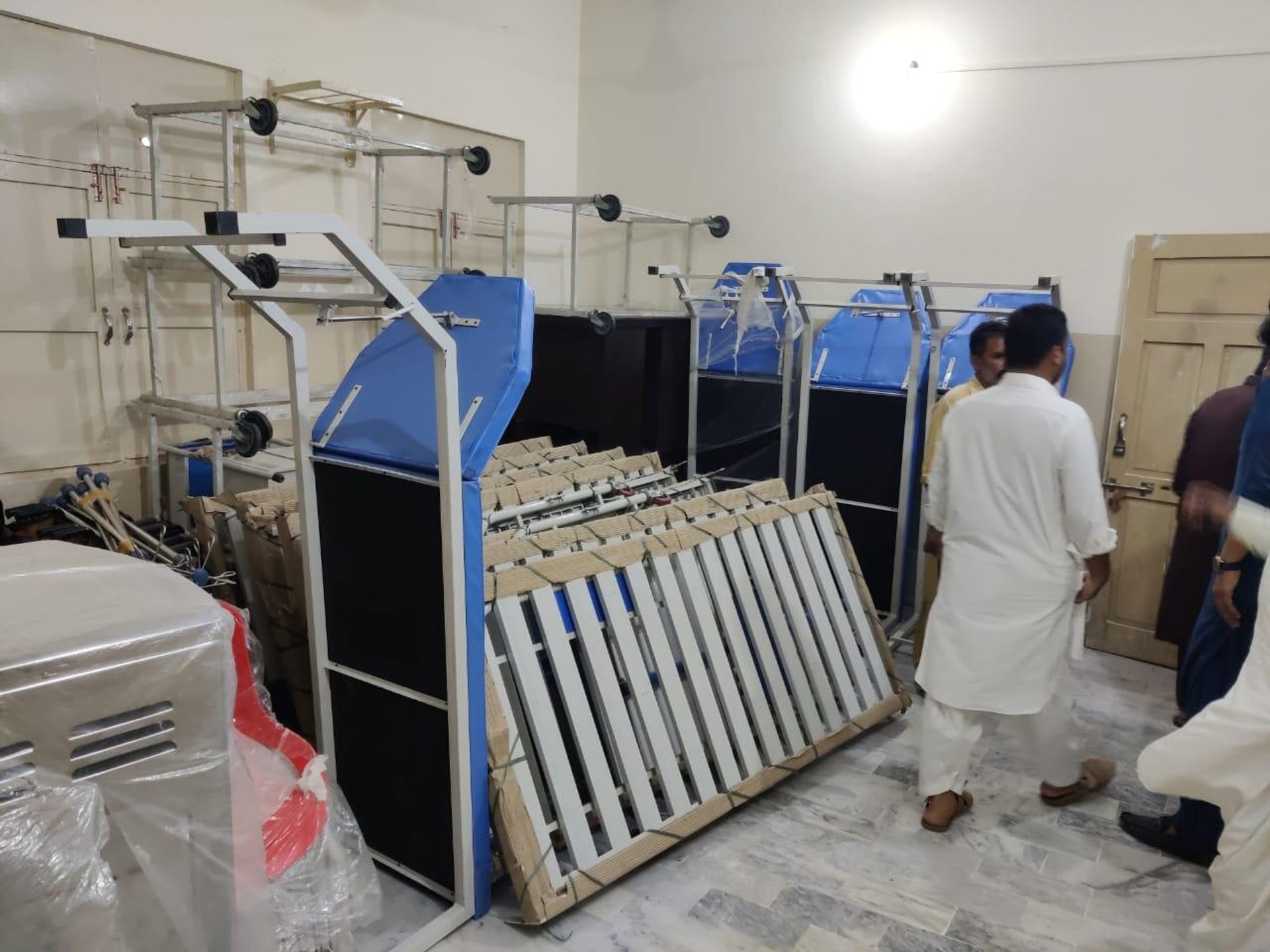 Volunteers bringing new beds and medical equipment to a local hospital in Jacobabad region, Sindh, Pakistan Volunteers bringing new beds and medical equipment to a local hospital in Jacobabad region, Sindh, Pakistan - Sputnik International, 1920, 28.10.2022