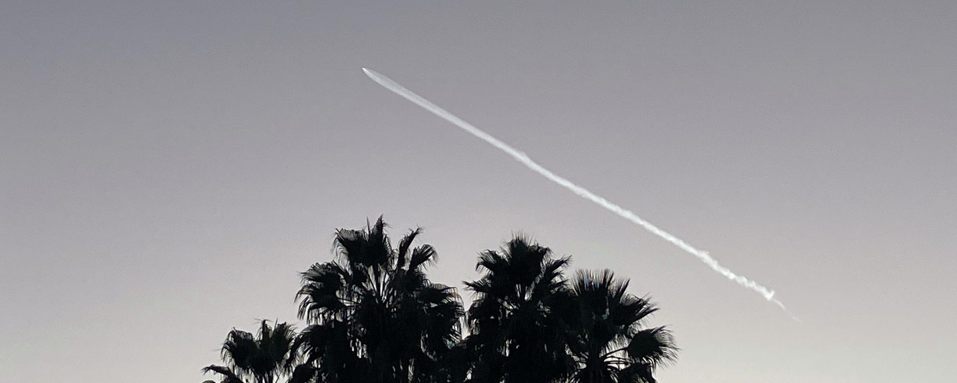 A SpaceX Falcon 9 rocket streaks across the sky, as seen from Pasadena, after launching from Vandenberg Space Force Base, Calif., carrying 53 Starlink satellites into orbit, Thursday, Oct. 27, 2022. - Sputnik International, 1920, 28.10.2022