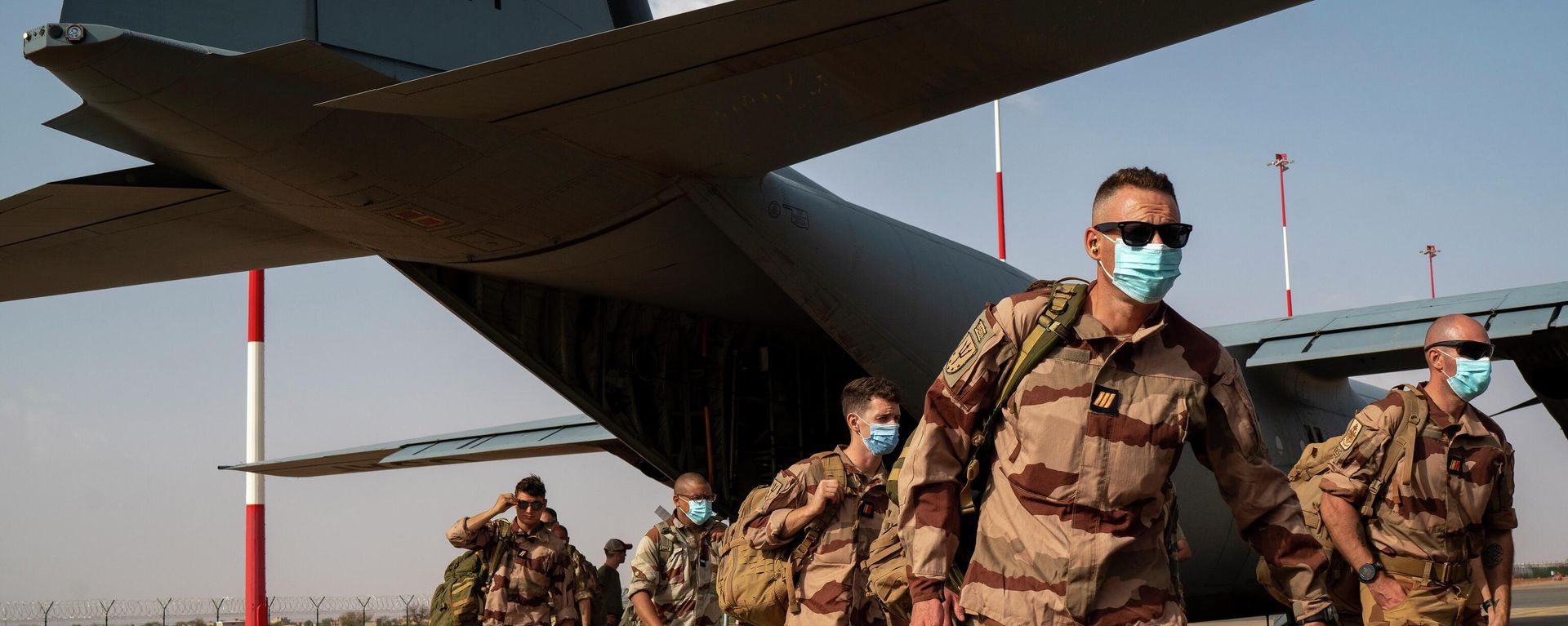 French Barkhane soldiers arriving from Gao, Mali, disembark from a US Air Force C130 cargo plane at Niamey, Niger base Wednesday June 9, 2021, before transferring back to their Bases in France. French Barkhane soldiers arriving from Gao, Mali, disembark from a US Air Force C130 cargo plane at Niamey, Niger base Wednesday June 9, 2021, before transferring back to their Bases in France. - Sputnik International, 1920, 25.11.2022