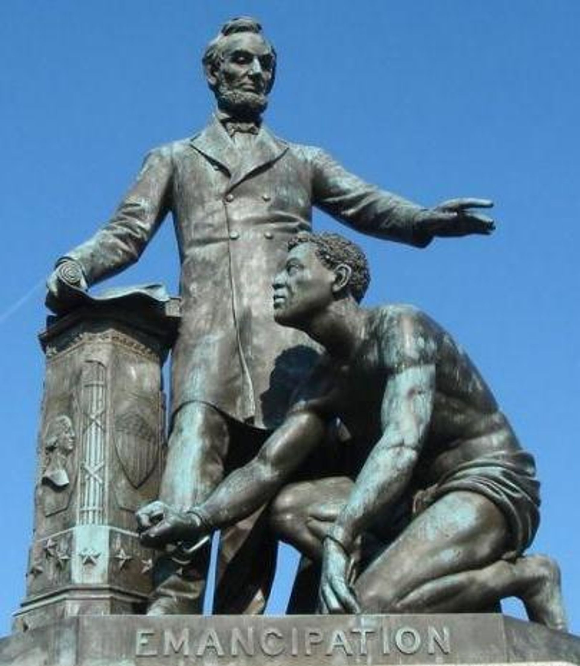 A fasces - a bundle of bound sticks topped with an axe - the Roman symbol of legal authority, can be seen on the column of a statue in Lincoln Park in Washington, DC, commemorating US President Abraham Lincoln emancipating enslaved Africans in 1863. - Sputnik International, 1920, 28.10.2022