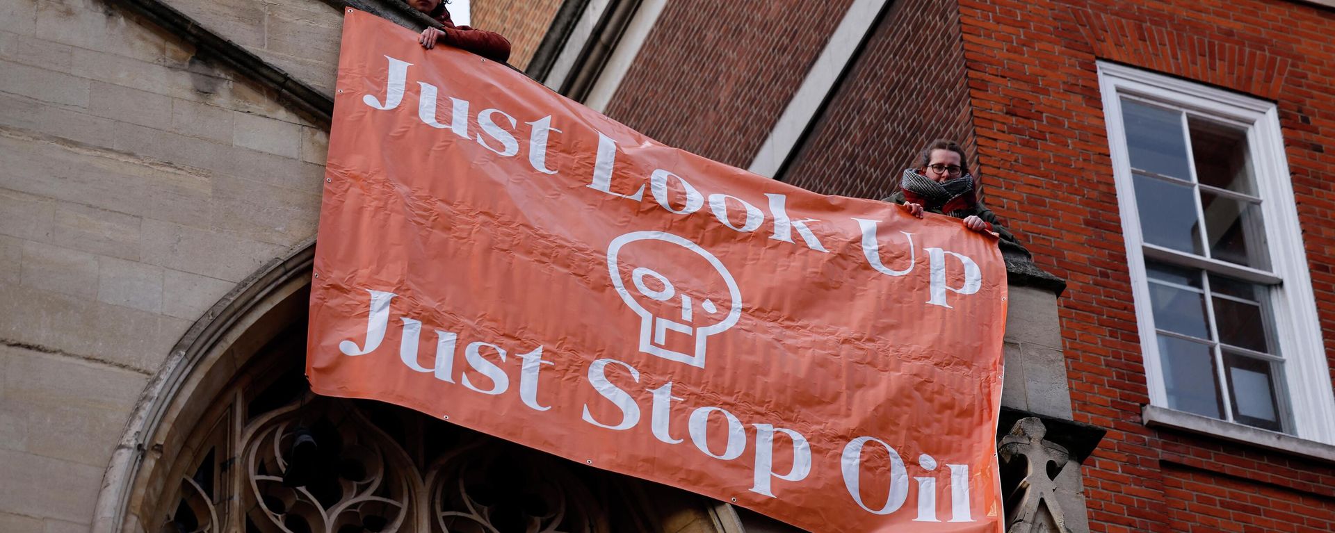 Activists from the Just Stop Oil campaign group protest against the use of oil after the arrivals for the BAFTA British Academy Film Awards at the Royal Albert Hall, in London, on March 13, 2022. Activists from the Just Stop Oil campaign group protest against the use of oil after the arrivals for the BAFTA British Academy Film Awards at the Royal Albert Hall, in London, on March 13, 2022. - Sputnik International, 1920, 31.10.2022
