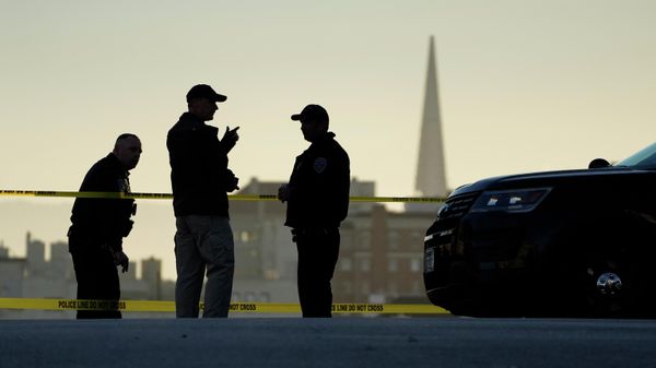 Police stand at the top of the closed street outside the home of Paul Pelosi, the husband of House Speaker Nancy Pelosi, in San Francisco, Friday, Oct. 28, 2022. Paul Pelosi, was attacked and severely beaten by an assailant with a hammer who broke into their San Francisco home early Friday, according to people familiar with the investigation. In the background is the Transamerica Pyramid. - Sputnik International