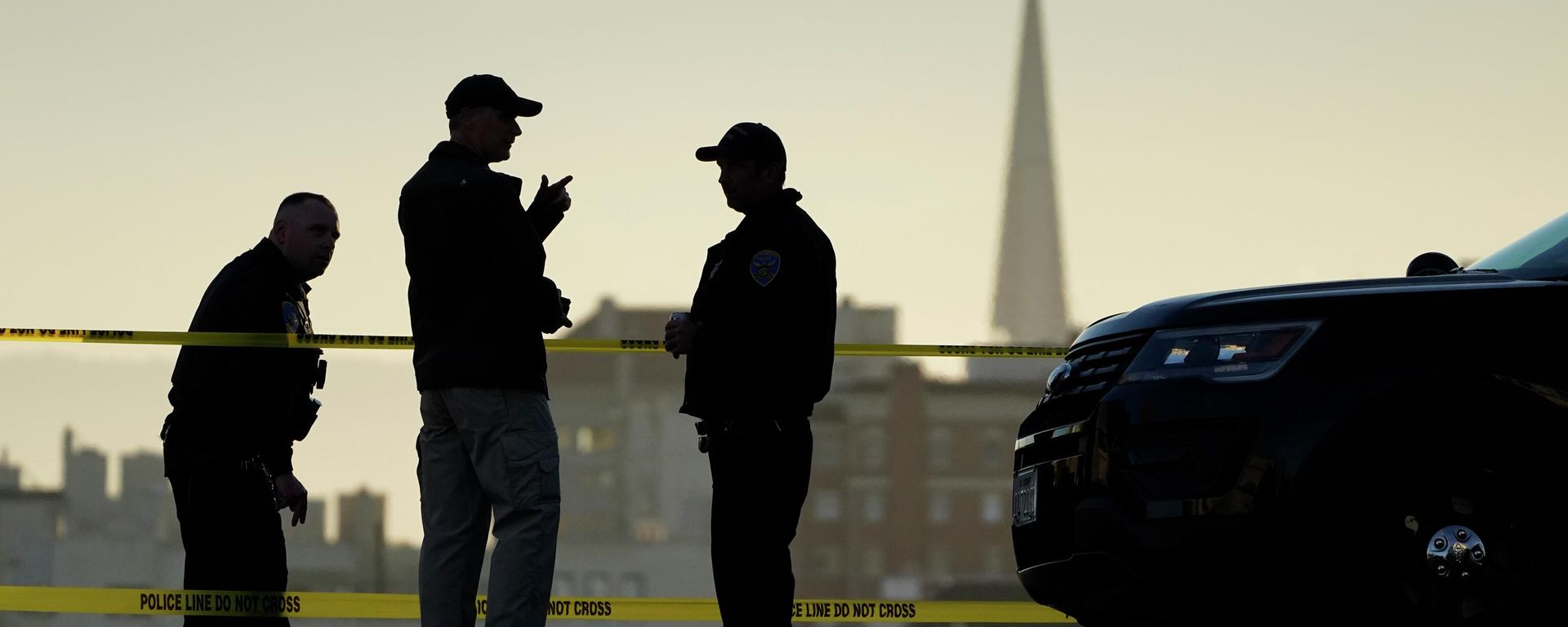 Police stand at the top of the closed street outside the home of Paul Pelosi, the husband of House Speaker Nancy Pelosi, in San Francisco, Friday, Oct. 28, 2022. Paul Pelosi, was attacked and severely beaten by an assailant with a hammer who broke into their San Francisco home early Friday, according to people familiar with the investigation. In the background is the Transamerica Pyramid. - Sputnik International, 1920, 03.11.2022