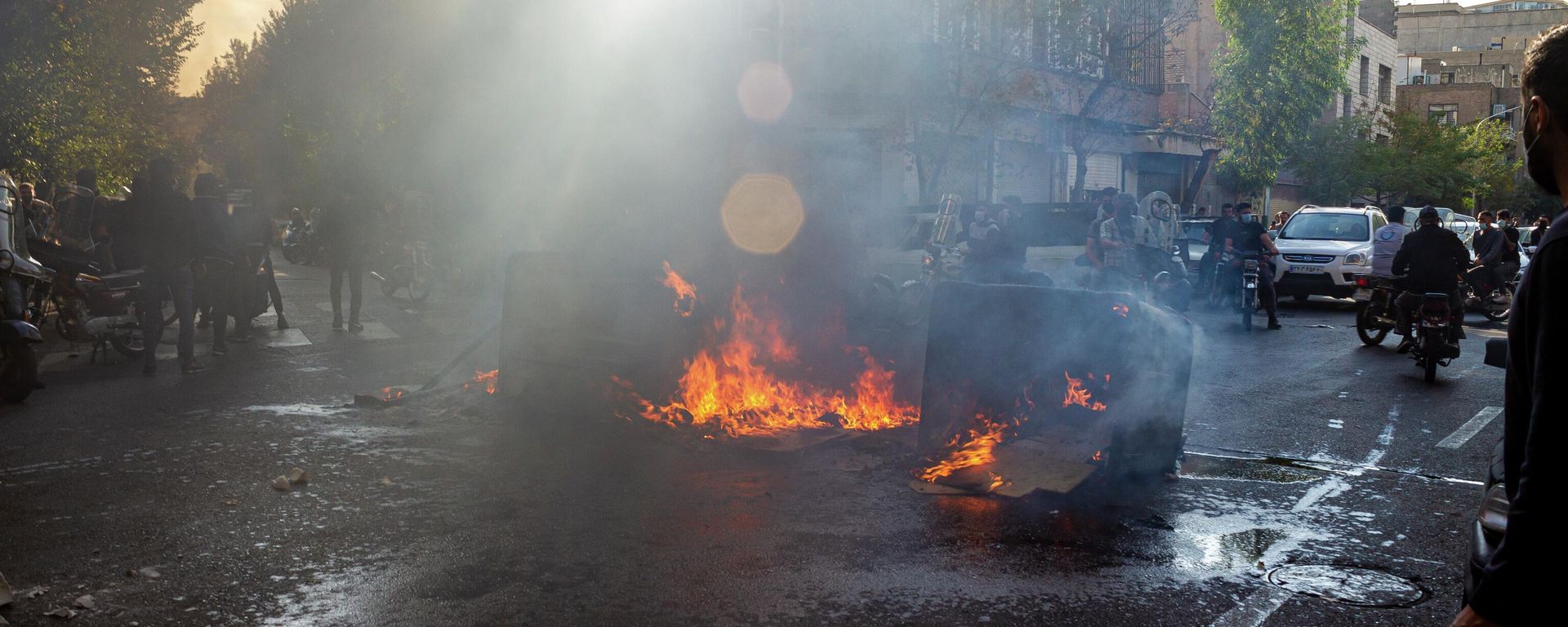 In this photo taken by an individual not employed by the Associated Press and obtained by the AP outside Iran, Iranians protests the death of 22-year-old Mahsa Amini after she was detained by the morality police last month, in Tehran, Thursday, Oct. 27, 2022. - Sputnik International, 1920, 05.12.2022