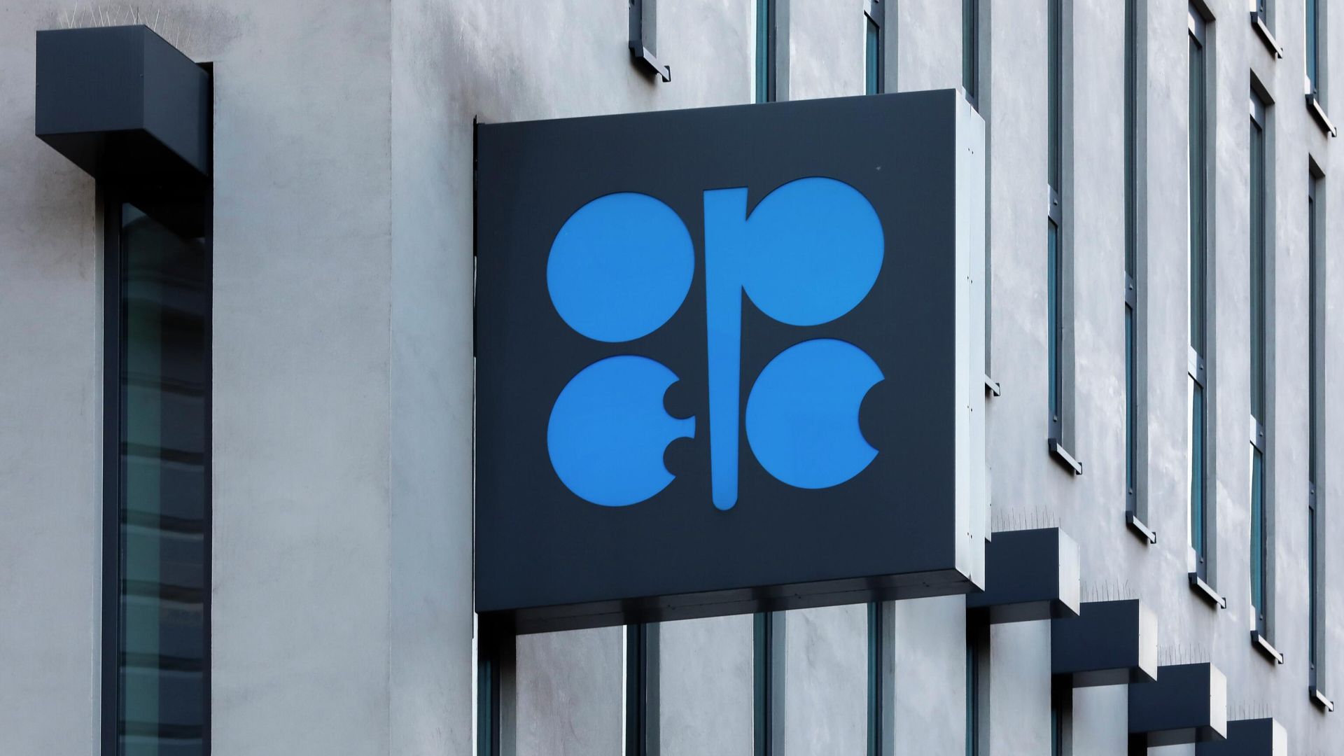 The logo of the Organization of the Petroleum Exporting Countries (OPEC) is seen outside of OPEC's headquarters in Vienna, Austria, Thursday, March 3, 2022. The logo of the Organization of the Petroleum Exporting Countries (OPEC) is seen outside of OPEC's headquarters in Vienna, Austria, Thursday, March 3, 2022. - Sputnik International, 1920, 13.04.2023