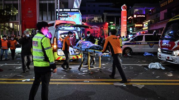 A person, believed to have suffered from cardiac arrest, is transported into an ambulance in the popular nightlife district of Itaewon in Seoul on October 30, 2022. - Sputnik International