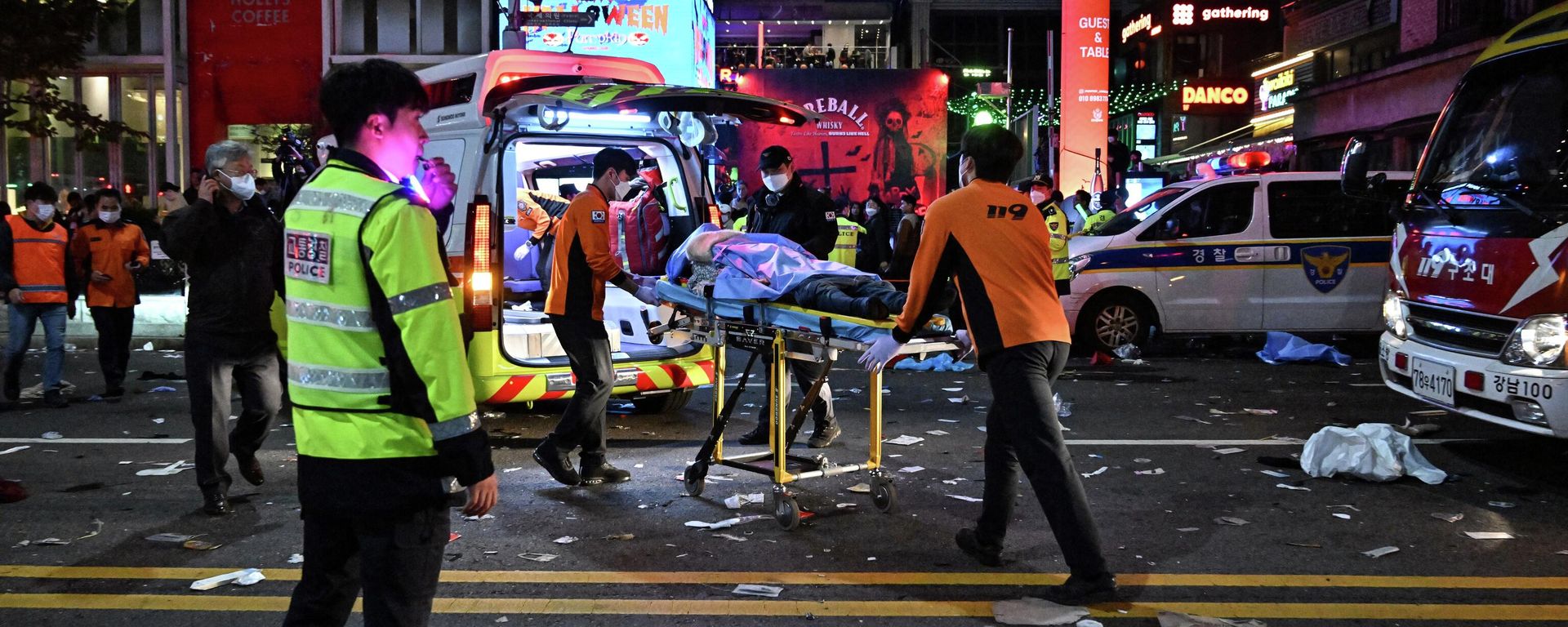 A person, believed to have suffered from cardiac arrest, is transported into an ambulance in the popular nightlife district of Itaewon in Seoul on October 30, 2022. A person, believed to have suffered from cardiac arrest, is transported into an ambulance in the popular nightlife district of Itaewon in Seoul on October 30, 2022. - Sputnik International, 1920, 31.10.2022