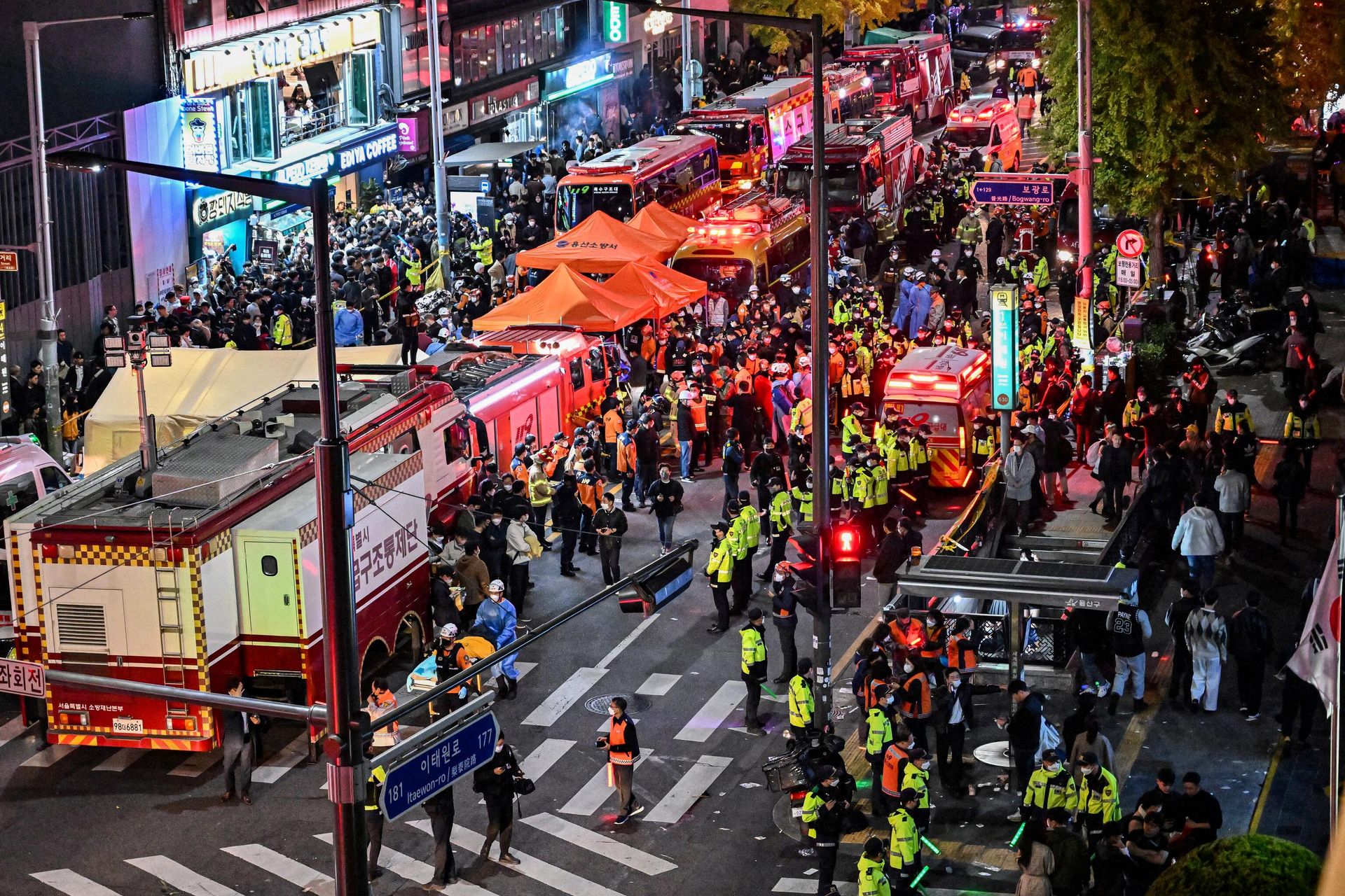 Onlookers, police and paramedics gather where dozens of people suffered cardiac arrest, in the popular nightlife district of Itaewon in Seoul on October 30, 2022. Onlookers, police and paramedics gather where dozens of people suffered cardiac arrest, in the popular nightlife district of Itaewon in Seoul on October 30, 2022. - Sputnik International, 1920, 29.10.2022
