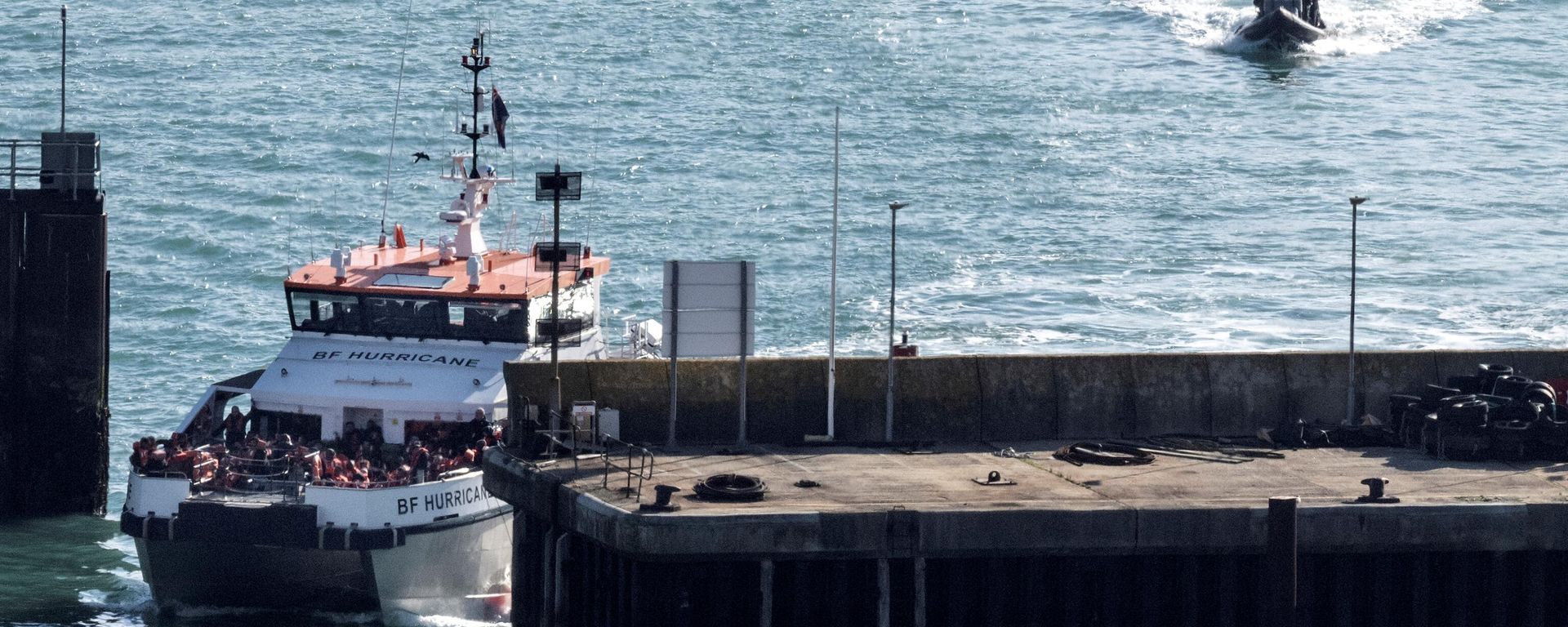 Ship BF Hurricane arrives in Dover carrying migrants picked up in the English Channel on October 18, 2022. Ship BF Hurricane arrives in Dover carrying migrants picked up in the English Channel on October 18, 2022. - Sputnik International, 1920, 30.10.2022
