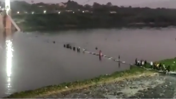 A screenshot of a clip featuring an aftermath of a bridge collapse in Gujarat’s Morbi district, India. - Sputnik International
