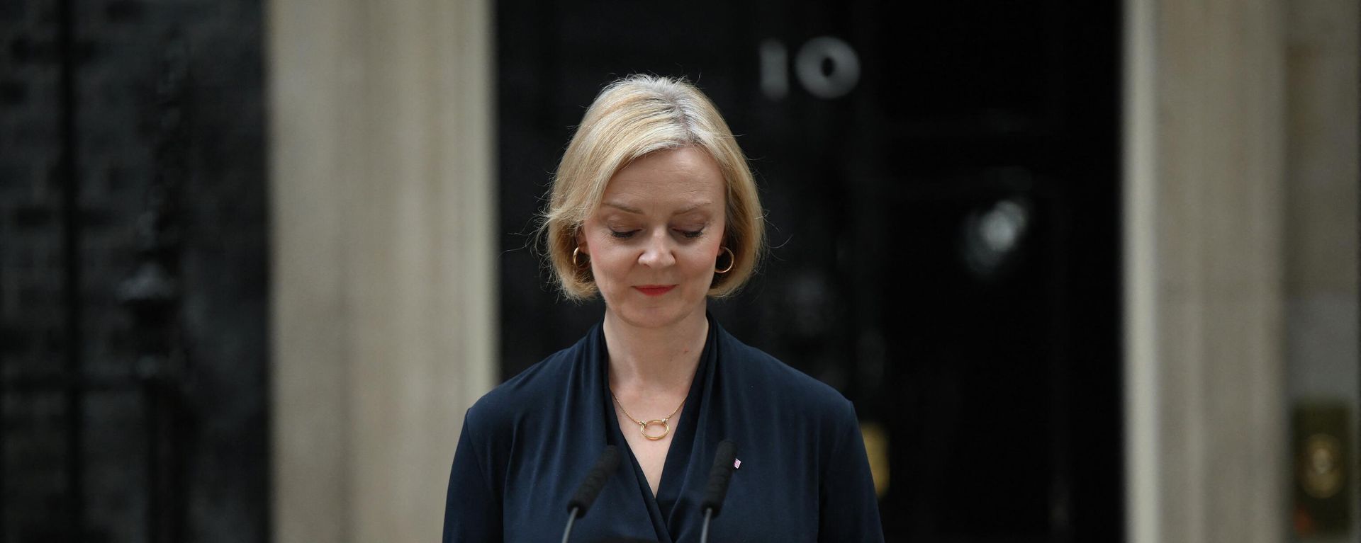 Britain's Prime Minister Liz Truss reacts as she delivers a speech outside of 10 Downing Street in central London on October 20, 2022 to announce her resignation Britain's Prime Minister Liz Truss reacts as she delivers a speech outside of 10 Downing Street in central London on October 20, 2022 to announce her resignation - Sputnik International, 1920, 30.10.2022