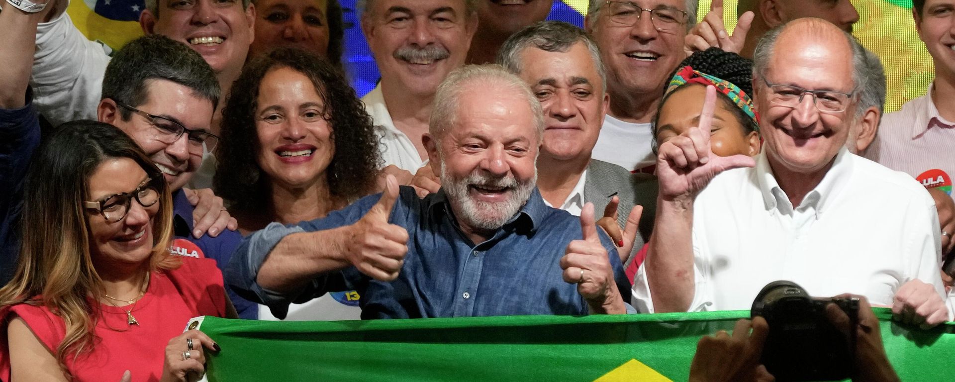 Former Brazilian President Luiz Inacio Lula da Silva celebrates with his wife Rosangela Silva, left, and running mate Geraldo Alckmin, right, after defeating incumbent Jair Bolsonaro in a presidential run-off to become the country's next president, in Sao Paulo, Brazil, Sunday, Oct. 30, 2022. Former Brazilian President Luiz Inacio Lula da Silva celebrates with his wife Rosangela Silva, left, and running mate Geraldo Alckmin, right, after defeating incumbent Jair Bolsonaro in a presidential run-off to become the country's next president, in Sao Paulo, Brazil, Sunday, Oct. 30, 2022. - Sputnik International, 1920, 30.10.2022