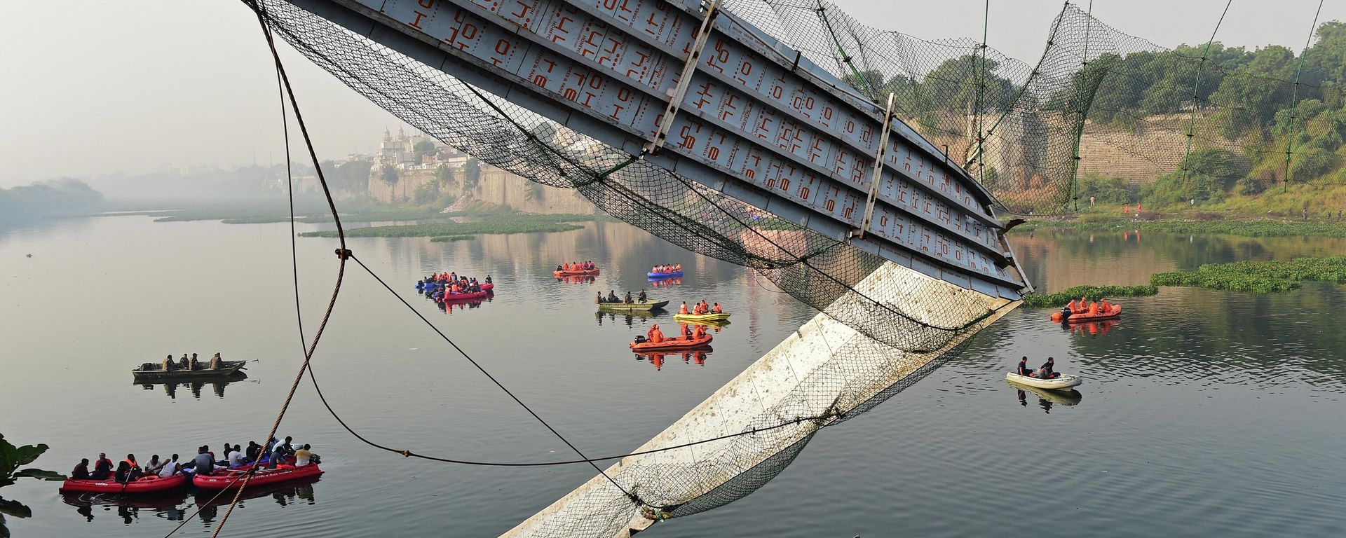 Rescue personnel conduct search operations after a bridge across the river Machchhu collapsed at Morbi in India's Gujarat state on October 31, 2022 - Sputnik International, 1920, 16.11.2022