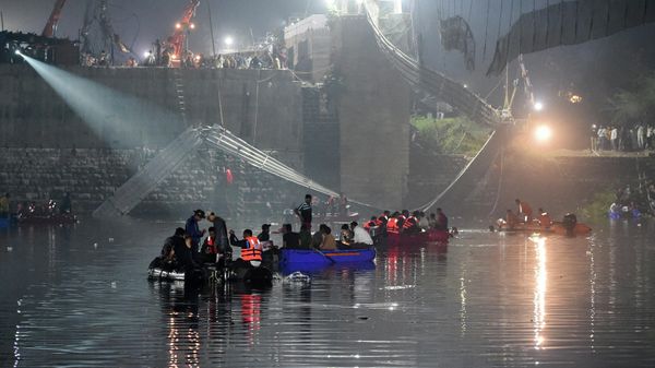 Indian rescue personnel conduct search operations after a bridge across the river Machchhu collapsed in Morbi, some 220 kms from Ahmedabad, early on October 31, 2022 - Sputnik International