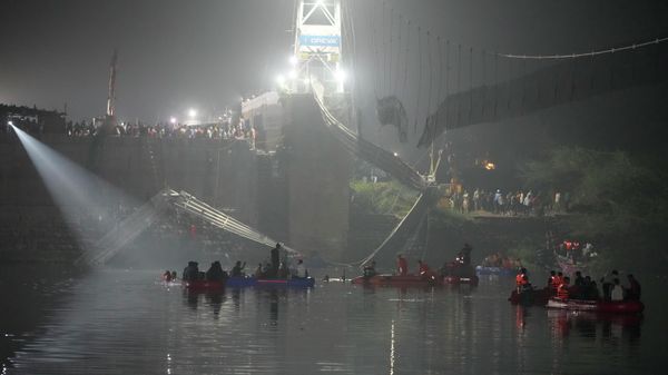 Rescuers on boats search in the Machchu river next to a cable suspension bridge that collapsed in Morbi town of western state Gujarat, India, Monday, Oct. 31, 2022. - Sputnik International