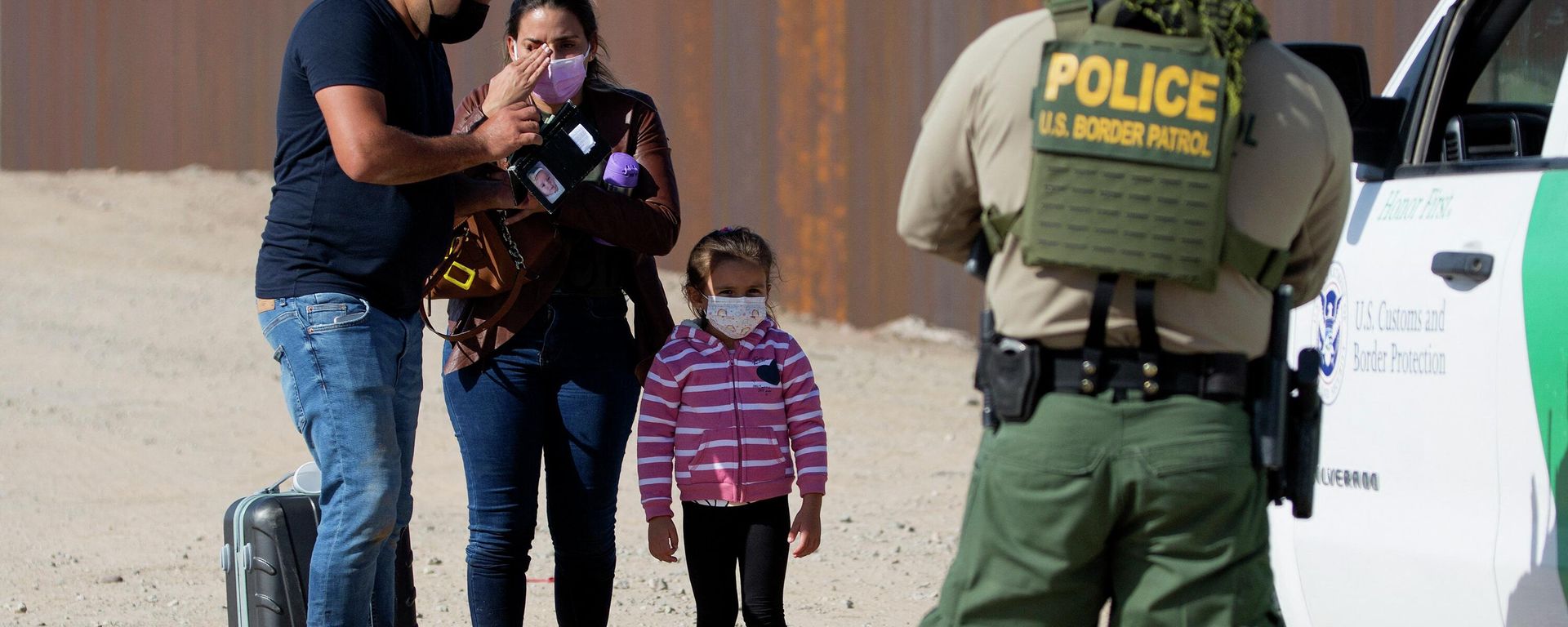 A young migrant from Cuba looks on as her parents prepare documents to show the border patrol agent after they crossed the US-Mexico border and turned themselves to authorities on May 13, 2021 in Yuma, Arizona A young migrant from Cuba looks on as her parents prepare documents to show the border patrol agent after they crossed the US-Mexico border and turned themselves to authorities on May 13, 2021 in Yuma, Arizona - Sputnik International, 1920, 31.10.2022