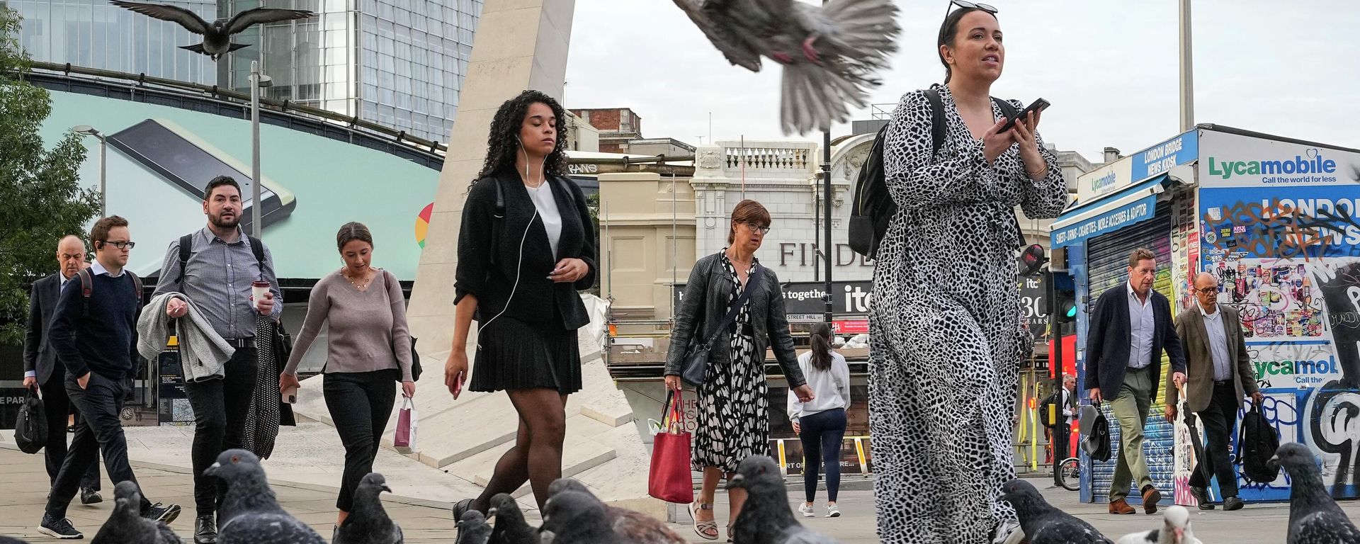 People passing pigeons to walk over the London Bridge to work in the City of London on Monday morning, Sept. 12, 2022. People passing pigeons to walk over the London Bridge to work in the City of London on Monday morning, Sept. 12, 2022. - Sputnik International, 1920, 31.10.2022