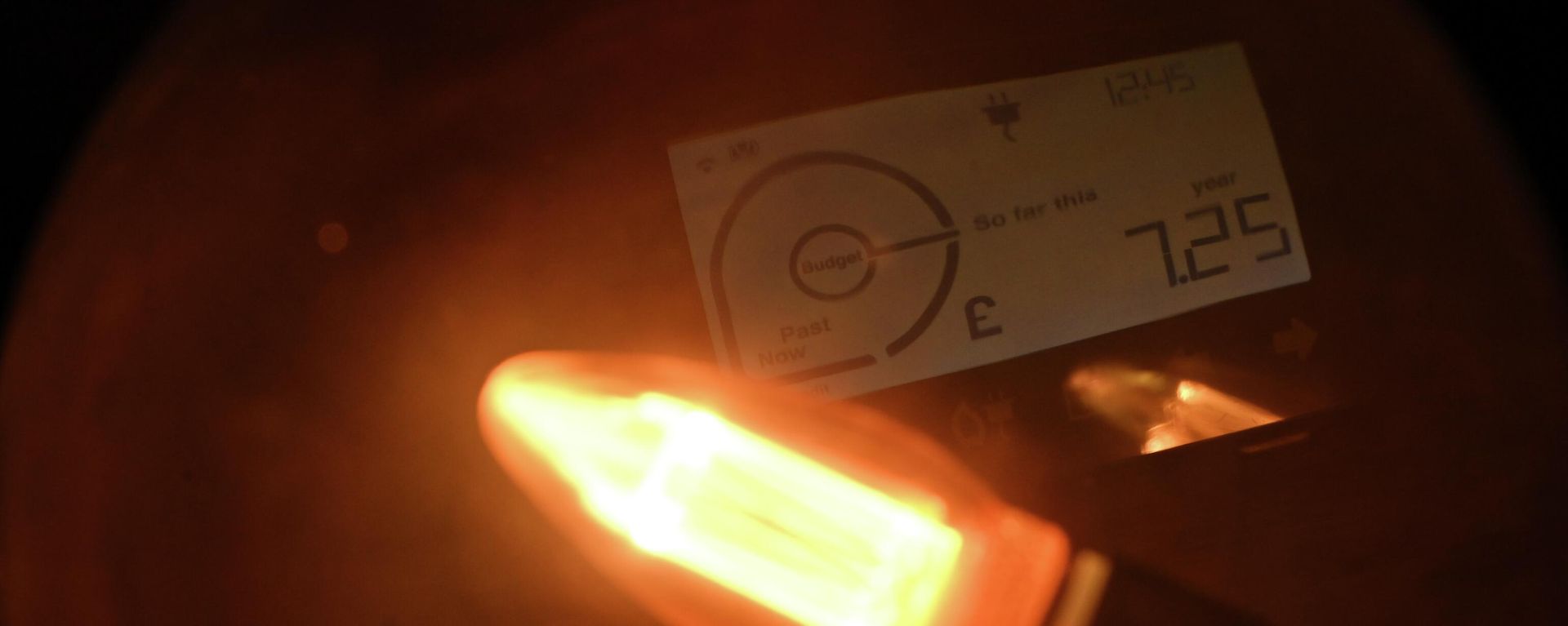 In this arranged photograph a smart meter displaying electricity usage is seen beside an electric lamp in a domestic property in south London on September 8, 2022 In this arranged photograph a smart meter displaying electricity usage is seen beside an electric lamp in a domestic property in south London on September 8, 2022 - Sputnik International, 1920, 31.10.2022