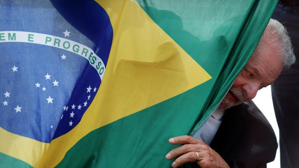 Luiz Inacio Lula da Silva appears behind a Brazilian national flag during a campaign rally in Sao Mateus, Sao Paulo State, Brazil, on October 17, 2022. - Sputnik International