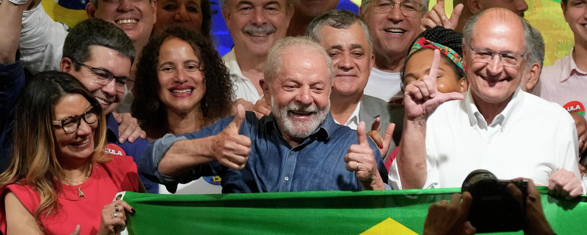 Former Brazilian President Luiz Inacio Lula da Silva celebrates with his wife Rosangela Silva, left, and running mate Geraldo Alckmin, right, after defeating incumbent Jair Bolsonaro in a presidential run-off to become the country's next president, in Sao Paulo, Brazil, Sunday, Oct. 30, 2022. Former Brazilian President Luiz Inacio Lula da Silva celebrates with his wife Rosangela Silva, left, and running mate Geraldo Alckmin, right, after defeating incumbent Jair Bolsonaro in a presidential run-off to become the country's next president, in Sao Paulo, Brazil, Sunday, Oct. 30, 2022. - Sputnik International, 1920, 01.11.2022