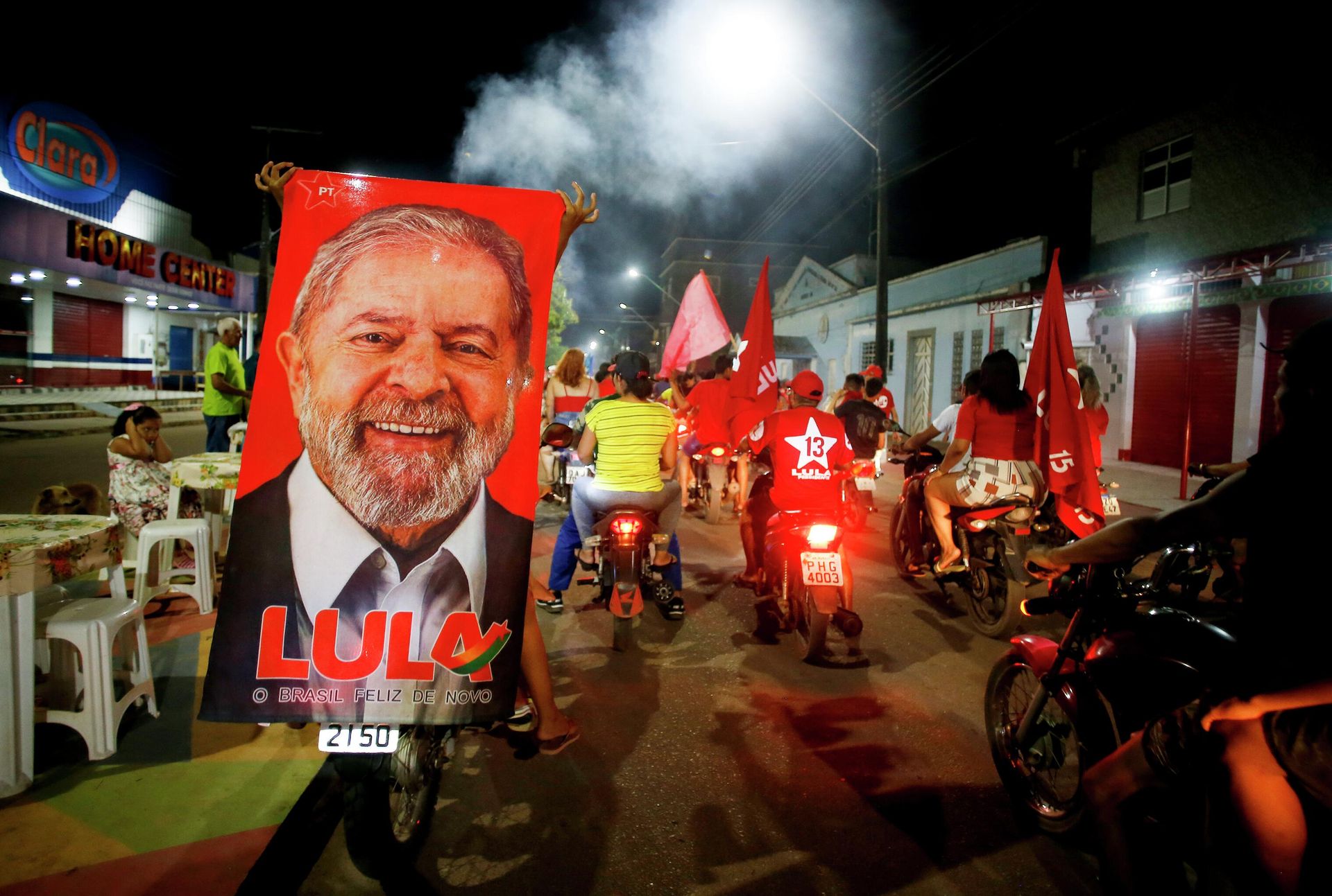 Supporters of former Brazilian President Luiz Inacio Lula da Silva celebrate after defeating incumbent Jair Bolsonaro in a presidential run-off to become the country's next president, in Autazes, Amazonas State, Brazil, Sunday, Oct. 30, 2022. Supporters of former Brazilian President Luiz Inacio Lula da Silva celebrate after defeating incumbent Jair Bolsonaro in a presidential run-off to become the country's next president, in Autazes, Amazonas State, Brazil, Sunday, Oct. 30, 2022. - Sputnik International, 1920, 01.11.2022