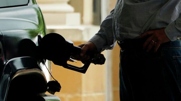 A customer pumps gas into his vehicle at this Madison, Miss., Sam's Club, Tuesday, May 24, 2022.  - Sputnik International