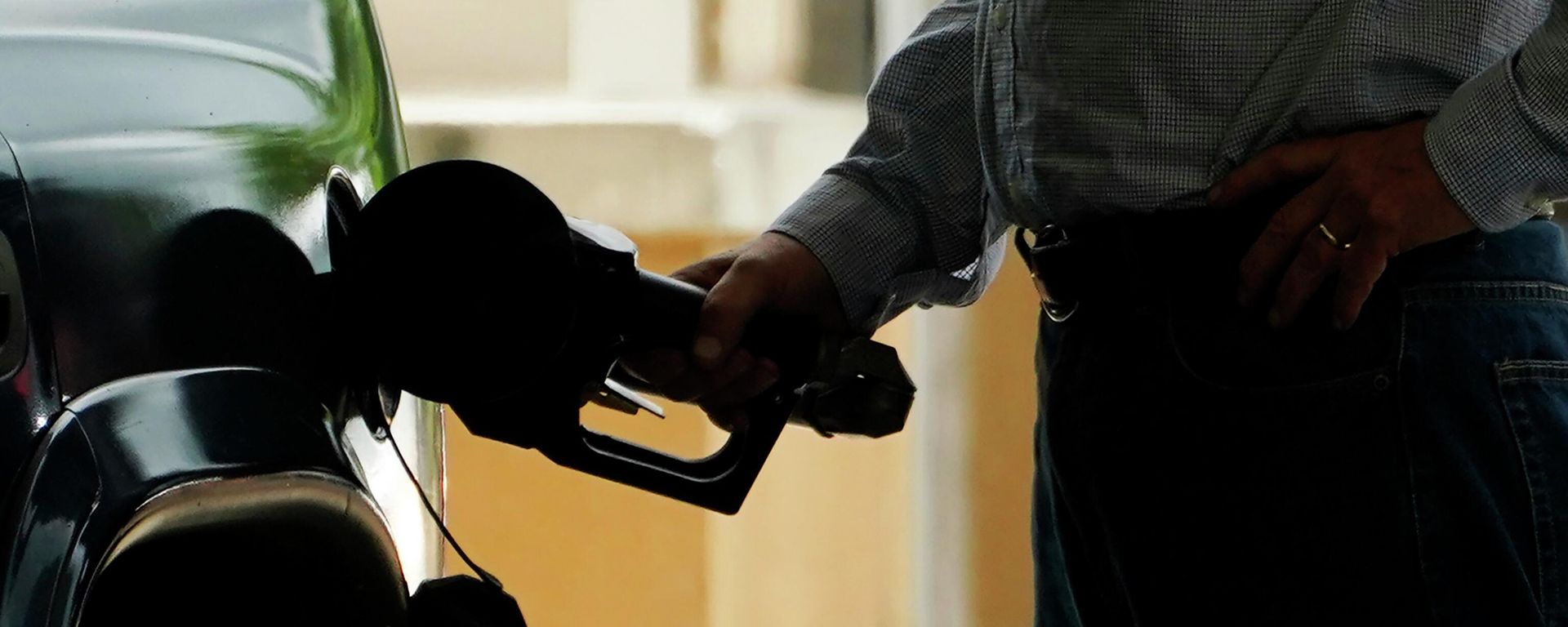 A customer pumps gas into his vehicle at this Madison, Miss., Sam's Club, Tuesday, May 24, 2022.  - Sputnik International, 1920, 01.11.2022