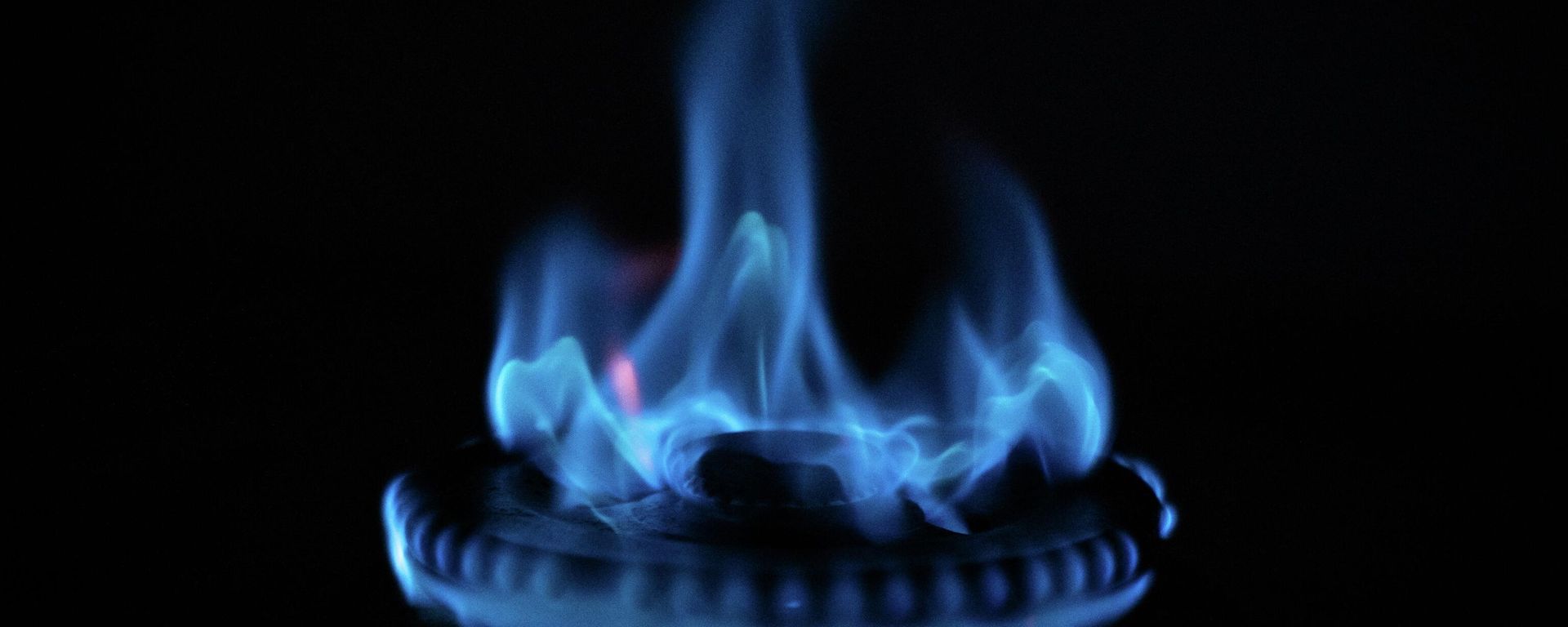 Blue and red gas flames on a kitchen gas stove are pictured in Copenhagen, Denmark, on May 16, 2022. Blue and red gas flames on a kitchen gas stove are pictured in Copenhagen, Denmark, on May 16, 2022. - Sputnik International, 1920, 01.11.2022