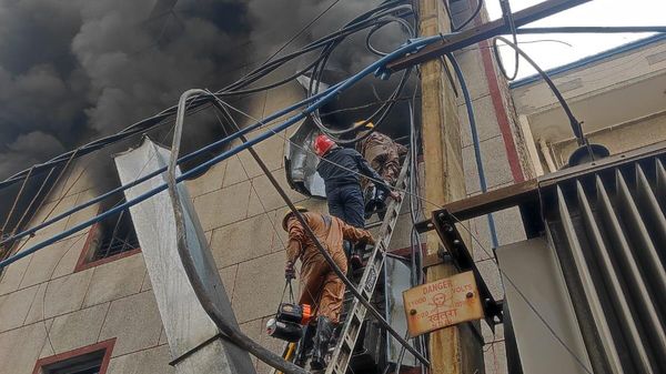 Fire broke out in Narela Industrial Area in New Delhi, India - Sputnik International