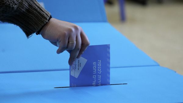 An Israeli voter casts his ballot at a polling station in Kiryat Arba in the occupied West Bank on the outskirts of Hebron on November 1, 2022 - Sputnik International