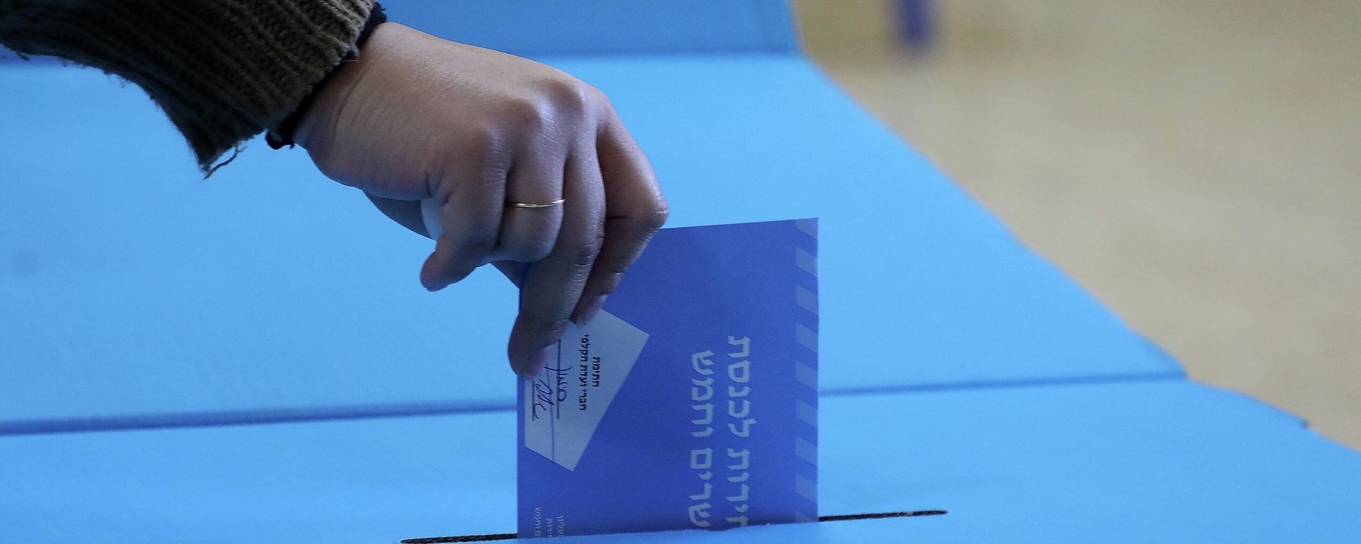 An Israeli voter casts his ballot at a polling station in Kiryat Arba in the occupied West Bank on the outskirts of Hebron on November 1, 2022 - Sputnik International, 1920, 01.11.2022