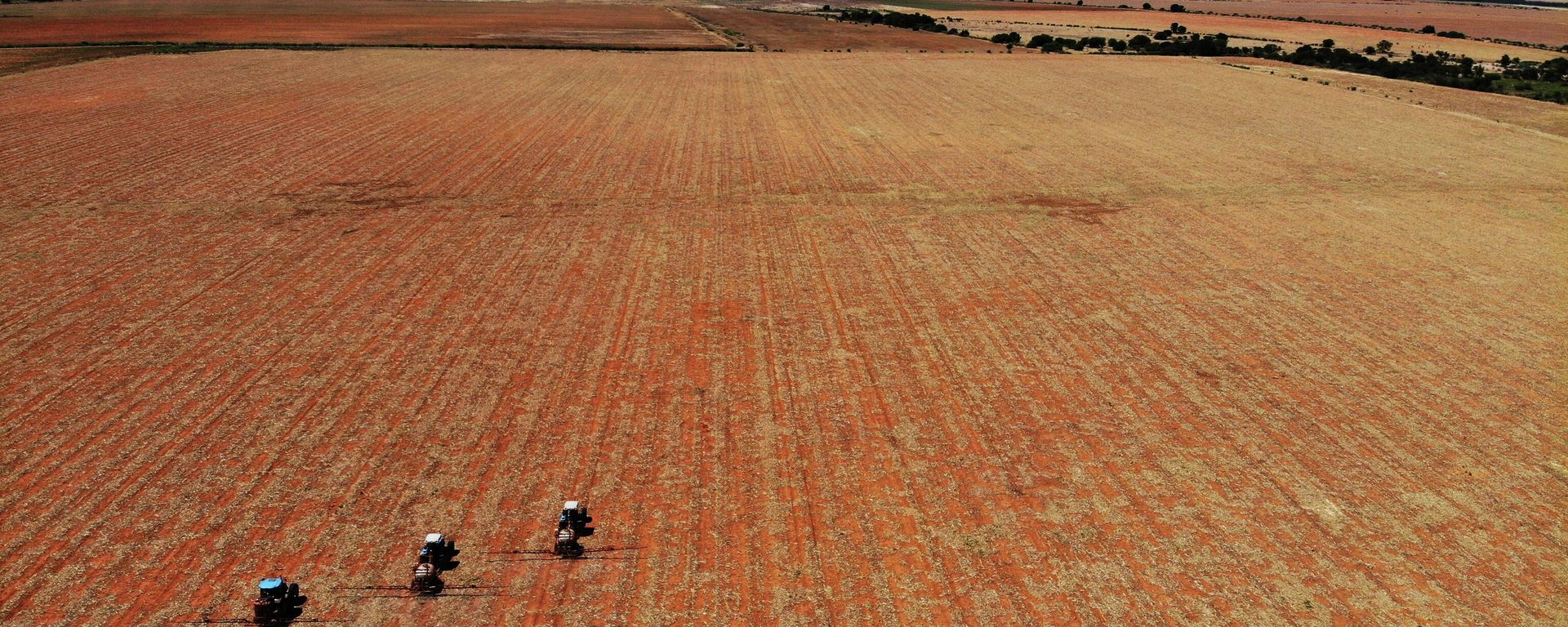 Farm employees spread fertilizer on a farm in Gerdau, North West province, South Africa, Nov. 19, 2018 - Sputnik International, 1920, 01.11.2022