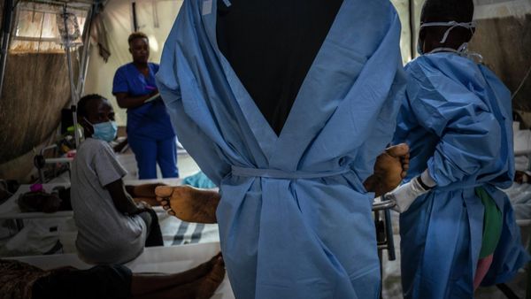 Medical personnel transfer the lifeless body of Stanley Joliva, who died of cholera symptoms at a clinic run by Doctors Without Borders in Port-au-Prince, Haiti, Thursday, Oct. 27, 2022.  - Sputnik International