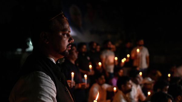Members of India's Youth Congress take part in a candlelight march in New Delhi on October 31, 2022, to pay homage to the victims who died after a bridge across the river Machchhu collapsed at Morbi in India's Gujarat state. - Sputnik International