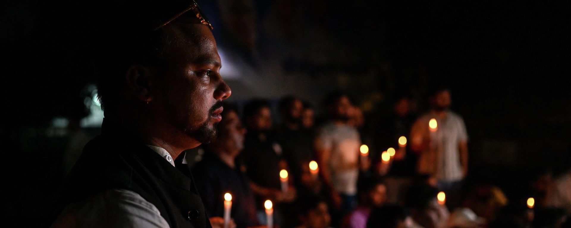 Members of India's Youth Congress take part in a candlelight march in New Delhi on October 31, 2022, to pay homage to the victims who died after a bridge across the river Machchhu collapsed at Morbi in India's Gujarat state. - Sputnik International, 1920, 01.11.2022