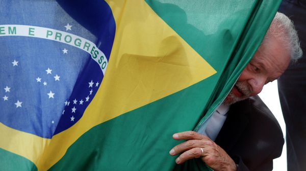 Brazilian former president (2003-2010) and presidential candidate for the leftist Workers Party (PT), Luiz Inacio Lula da Silva, appears behind a Brazilian national flag during a campaign rally in Sao Mateus, Sao Paulo State, Brazil, on October 17, 2022 - Sputnik International