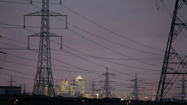 Power lines and pylons are seen with the financial heart of London, Canary Wharf, in the distance on January 25, 2012.  - Sputnik International