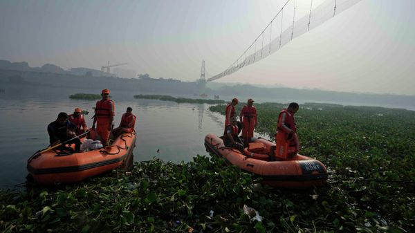 Rescuers on boats search in the Machchhu river next to a cable bridge that collapsed on Sunday in Morbi town of western state Gujarat, India, Wednesday, Nov. 2, 2022. - Sputnik International