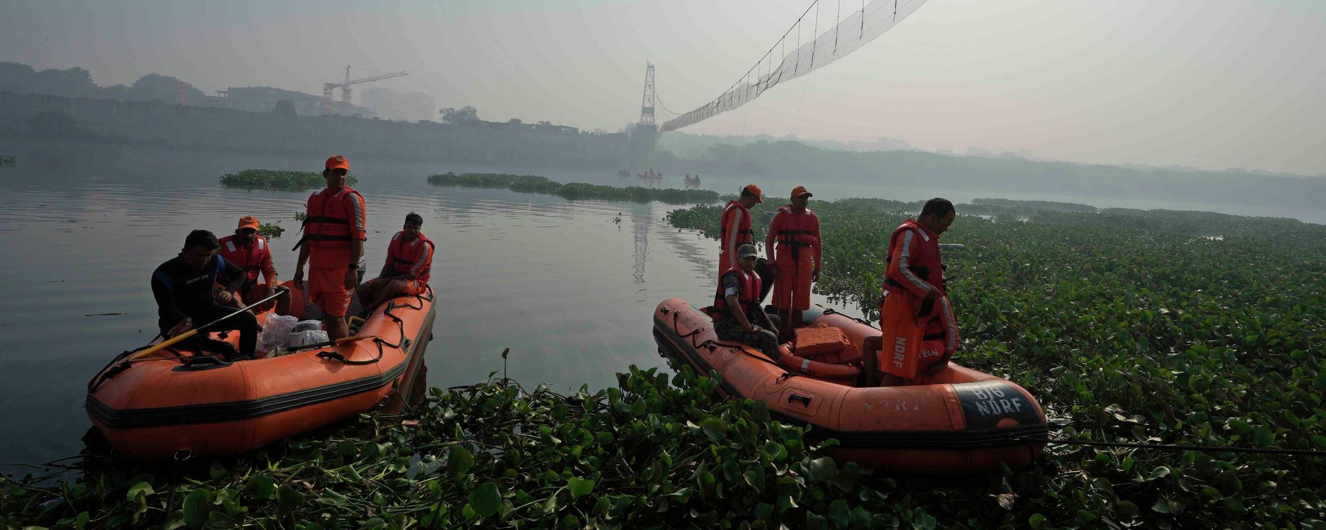 Rescuers on boats search in the Machchhu river next to a cable bridge that collapsed on Sunday in Morbi town of western state Gujarat, India, Wednesday, Nov. 2, 2022. Rescuers on boats search in the Machchhu river next to a cable bridge that collapsed on Sunday in Morbi town of western state Gujarat, India, Wednesday, Nov. 2, 2022. - Sputnik International, 1920, 02.11.2022