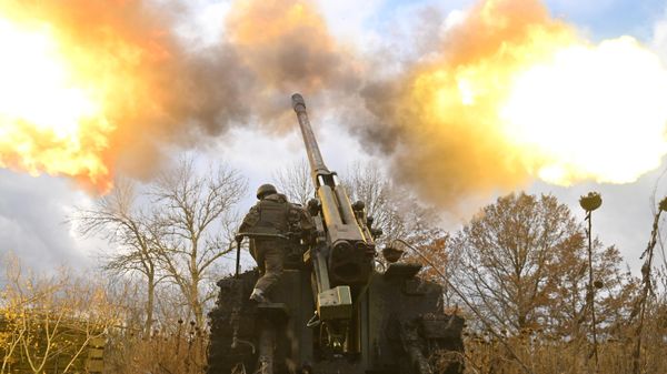 Soldiers of the artillery crew of self-propelled guns in the course of a combat mission in the Kharkiv region. - Sputnik International