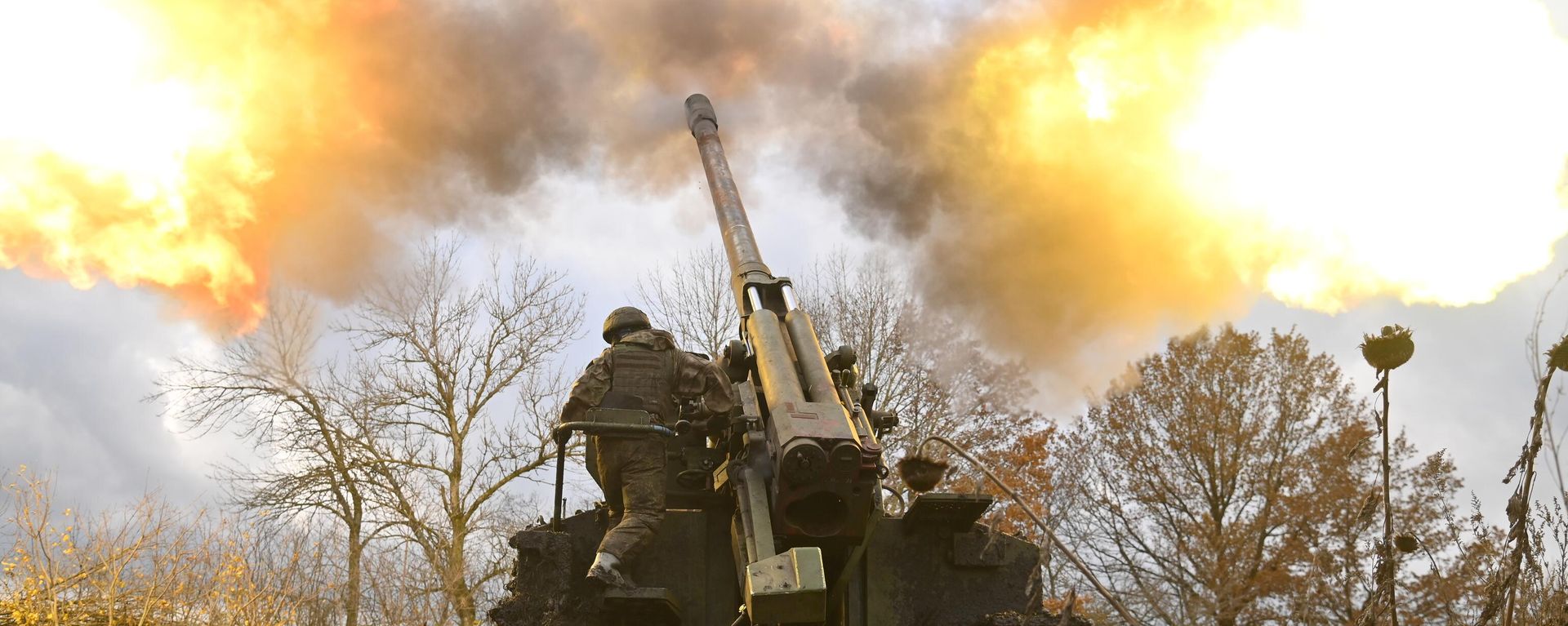 Soldiers of the artillery crew of self-propelled guns in the course of a combat mission in the Kharkiv region. - Sputnik International, 1920, 02.11.2022