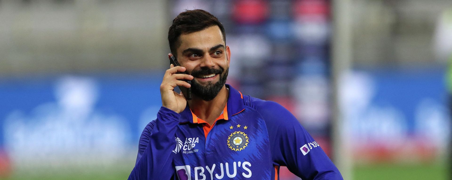 India's Virat Kohli speaks on a mobile phone at the end of the Asia Cup Twenty20 international cricket Super Four match between Afghanistan and India at the Dubai International Cricket Stadium in Dubai on September 8, 2022 India's Virat Kohli speaks on a mobile phone at the end of the Asia Cup Twenty20 international cricket Super Four match between Afghanistan and India at the Dubai International Cricket Stadium in Dubai on September 8, 2022 - Sputnik International, 1920, 10.11.2022