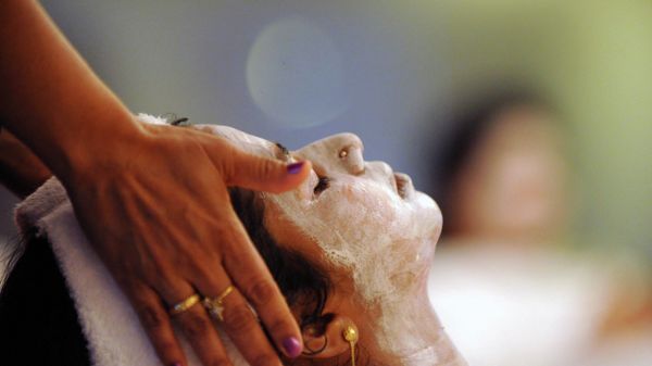 An Indian woman receives a facial treatment at a teaching work shop in Hyderabad on July 20, 2010. - Sputnik International