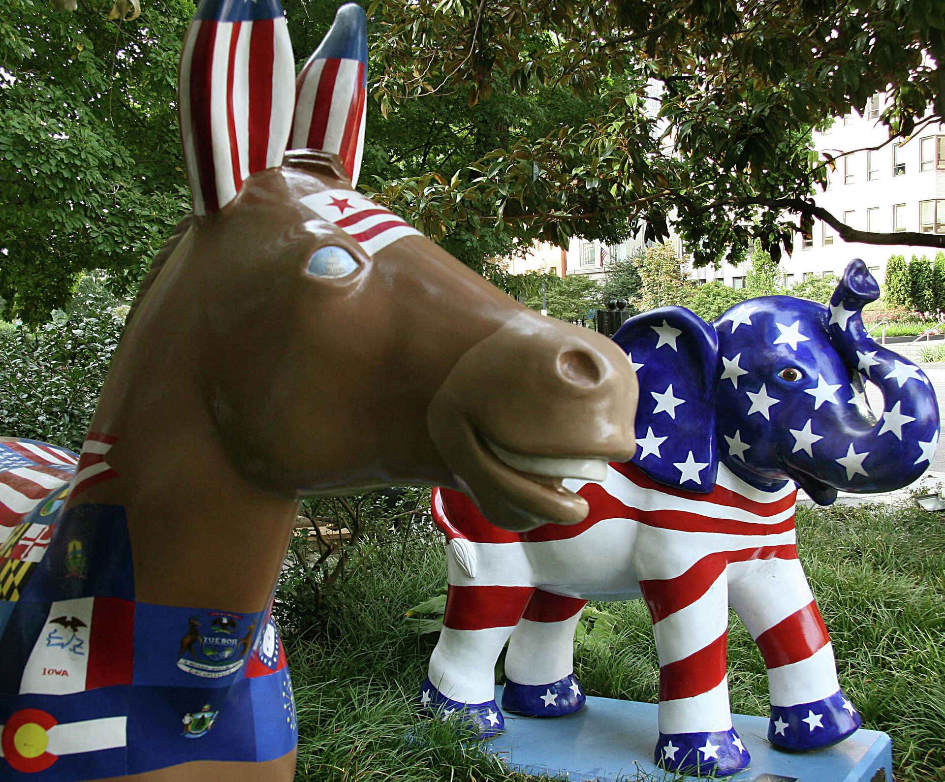 The symbols of the Democratic(L) (donkey) and Republican (elephant) parties are seen on display in Washington, DC on August 25, 2008. The symbols of the Democratic(L) (donkey) and Republican (elephant) parties are seen on display in Washington, DC on August 25, 2008. - Sputnik International, 1920, 16.11.2022