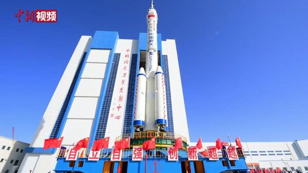 Roll out of the Shenzhou 14 - Sputnik International
