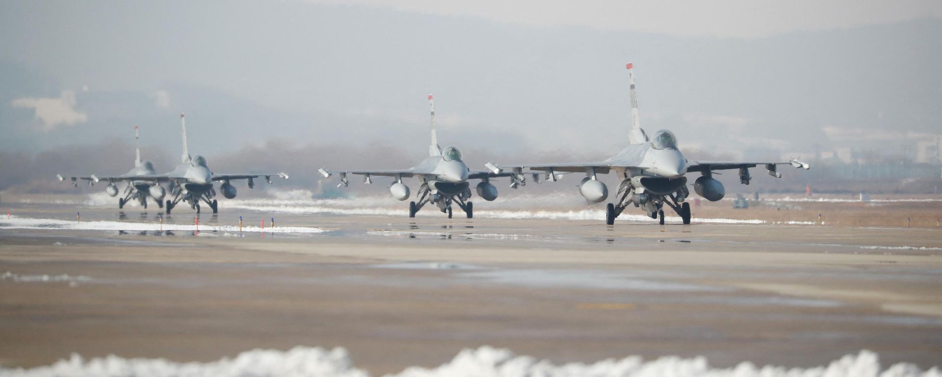US Air Force F-16 fighter jets take part in a joint aerial drills called 'Vigilant Ace' between the US and South Korea at the Osan Air Base in Pyeongtaek on December 6, 2017. US Air Force F-16 fighter jets take part in a joint aerial drills called 'Vigilant Ace' between the US and South Korea at the Osan Air Base in Pyeongtaek on December 6, 2017. - Sputnik International, 1920, 03.11.2022